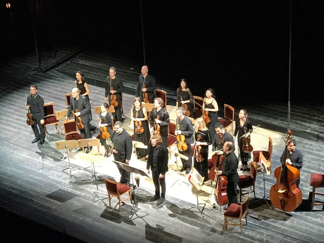 Saludando despues de interpretar la Serenata para Tenor, Trompa y Cuerdas Op.31 de Benjamin Britten, junto al Tenor Inglés Sam Furness, Solistas de Cuerda de la Orquesta Sinfonica de Madrid,  la colaboración especial de Gordan Nikolic (Concertino de la London Simphony Orchestra) y Frank Stadler (Concertino del Mozarterum de Salzburgo)